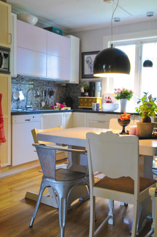 Gammelt hus: Nina liker � plassere moderne elementer i huset fra 1926. Foto: Anniken Zahl Furunes.