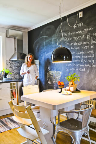 Skriften p� veggen: Store og sm� kan skrible med kritt p� tavleveggen. Foto: Anniken Zahl Furunes.