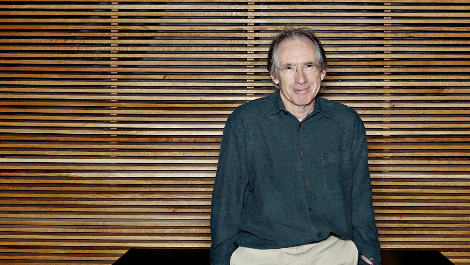P� NORGESBES�K: Forfatter Ian McEwan er i Norge for f�rste gang for � snakke om romanen �Solar�, som blant annet er inspirert av et bes�k p� Spitsbergen. 

Foto: Nina Hansen / Dagbladet