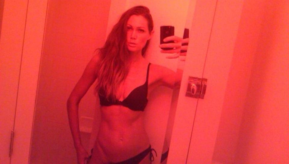 GJ�R SOM DEMI: Marianna Aulie gj�r som Demi Moore n�r hun kaster kl�rne og legger ut bilde av seg selv p� Twitter. Foto: Privat/Twitter