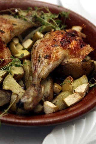 Alt-i-ett-middag: Ovnsbakte poteter med eple og kyllingl�r.