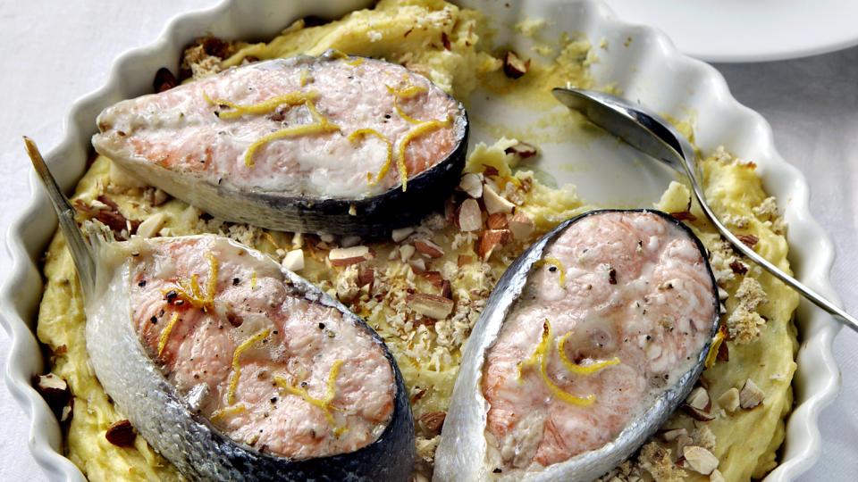 I god form: Potetmos er et fint utgangspunkt for � lage en slags kake, og godt tilbeh�r til b�de fisk og kj�tt. Her, potetmosform med laks. foto: Mette Randem.