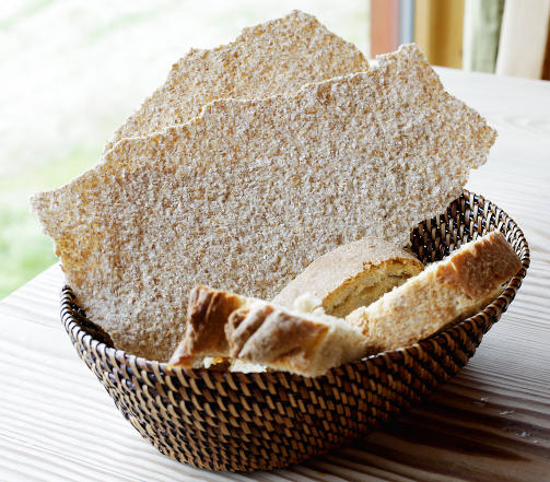 BR�D: Nybakt br�d fra egen ovn og flatbr�d fra Morgedal.