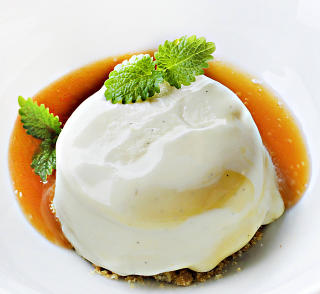 GEITEIS: Haukelichevr�parfait med multesaus.
.