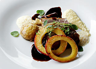 AND: Stek andebryst fra Holteg�rd, jordskokkspur�, calvadossky, kantareller og epleringer.