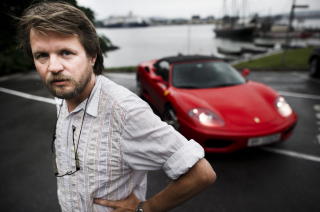 - LYVER:Tom Egeland tror ikke Anne Holt er «Anonym». Foto: Håkon Eikesdal - LYVER:Tom Egeland tror ikke Anne Holt er «Anonym». Foto: Håkon Eikesdal