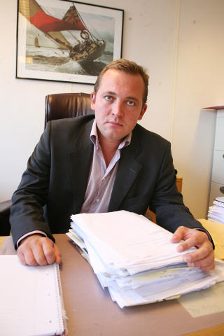TOK SAKEN: Advokat Erling Mehus representerer Jensen i saken mot Kvalheim. Her med bunken av dokumenter fra sakskomplekset. Foto: ASBJØRN SVARSTAD/DAGBLADET TOK SAKEN: Advokat Erling Mehus representerer Jensen i saken mot Kvalheim. Her med bunken av dokumenter fra sakskomplekset. Foto: ASBJØRN SVARSTAD/DAGBLADET