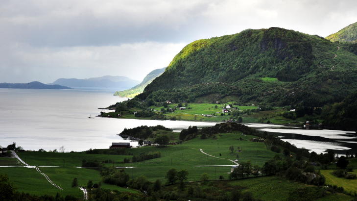 GRUVE OG DEPONI: Det gr�nne fjellet er Engeb�fjellet. Det f�r toppen kuttet og blir til gruve, om kommunen og Nordic Mining f�r viljen sin. I F�rdefjorden nedenfor blir det deponi. Foto: �istein Norum Monsen / Dagbladet.
