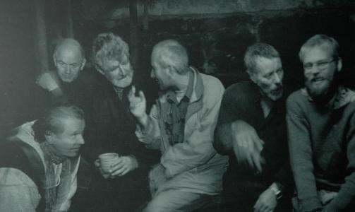 KUNST OG �L: Tre kunstnere, en snekker og to b�nder provsmakar �let.Fra venstre Ivar Orvedal, Svein Thingnes, Agnar Thingnes, B�rd Breivik, Olav Thingnes och Andreas Reiseter Haugen. Foto: Uno Karlson