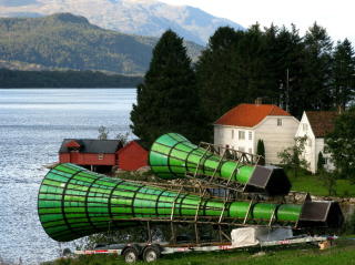 �DESIBEL� I FJOR: Lydskulpturen sto vendt utover fjorden og sendte med jevne mellom h�ye, lange toner mot fjellveggen p� den andre siden av fjorden f�r de kom farende tilbake til lytterne som fikk oppleve en blanding av de originale lydene og ekko. Komponist: Maja S. K. Ratkje. Skulptur: Geir Hjetland. Lydtekniker: Bj�rn Kolbre. Produsert av Torkil Sandsund og Wenche Wefring.