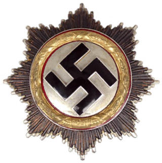 «HITLERS SPEILEGG»: Det tyske kors i gull ble innstiftet av Adolf Hitler og ble utdelt til soldater som utmerket seg militært under krigen. For å gjøre seg fortjent til korset måtte man allerede ha mottatt Jernkorset av 1. og 2. klasse. På grunn av utformingen ble det i visse kretser spøkefullt kalt «Hitlers speilegg». Foto: WIKIMEDIA COMMONS «HITLERS SPEILEGG»: Det tyske kors i gull ble innstiftet av Adolf Hitler og ble utdelt til soldater som utmerket seg militært under krigen. For å gjøre seg fortjent til korset måtte man allerede ha mottatt Jernkorset av 1. og 2. klasse. På grunn av utformingen ble det i visse kretser spøkefullt kalt «Hitlers speilegg». Foto: WIKIMEDIA COMMONS