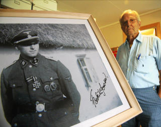 ANGRER IKKE: Fredrik Jensen angrer ikke at han lot seg verve til Waffen-SS. I en kronikk hevder han at hoveddrivkraften var kampen mot bolsjevismen, og at han ikke kjente til krigsforbrytelsene Waffen-SS seinere ble assosiert med. Foto: ASBJØRN SVARSTAD/DAGBLADET ANGRER IKKE: Fredrik Jensen angrer ikke at han lot seg verve til Waffen-SS. I en kronikk hevder han at hoveddrivkraften var kampen mot bolsjevismen, og at han ikke kjente til krigsforbrytelsene Waffen-SS seinere ble assosiert med. Foto: ASBJØRN SVARSTAD/DAGBLADET