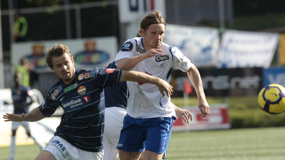 FORLENGET MED HAUGESUND: Thomas S�rum (th) var �nsket blant annet av gamleklubben Str�msgodset, men endte alle spekulasjoner om at han var p� vei bort ved � forlenge kontrakten med Haugesund til 2013.Foto: Terje Bendiksby / Scanpix
