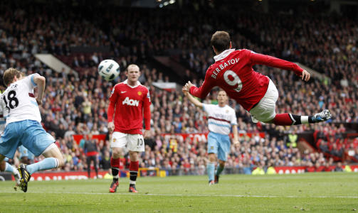 ELEGANSE: Dimitar Berbatov volleysparker inn scoring mot West Ham. Foto: Eddie Keogh, Reuters/Scanpix