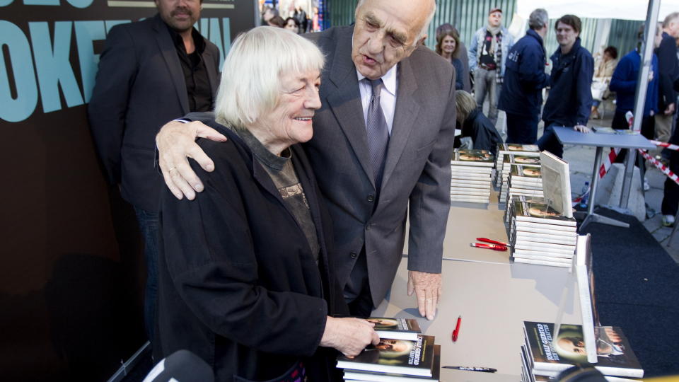 VED F�RSTE BLIKK: Joralf Gjerstad og Margit Sandemo fikk en up�klagelig tone da de m�ttes for f�rste gang i g�r under Oslo bokfestival. Foto: Gorm Kallestad / Scanpix