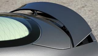 L�FTES AUTOMATISK: Spoileren p� bakluka l�ftes automatisk n�r man passerer 130 km/t. Foto: produsenten