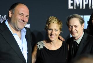 MEN ER DET IKKE?  Steve Buscemi tar over James Gandolfinis rolle som HBOs husmafioso med �Boardwalk Empire�. Her sammen med Edie Falco, ogs� hun kjent fra �The Sopranos�. Foto: SCANPIX