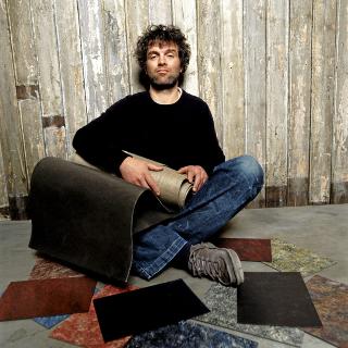 BIG GURU: Hollandske Piet Hein Eek mediterer her over den nye linoleumskolleksjonen Dutch Design fra Forbo.  FOTO: Forbo