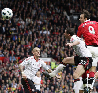 SPENST OG TIMING: Berbatov er ikke bare j�lete spark. I g�r knuste han Carragher i lufta og headet inn 3-2-m�let mot Liverpool. Foto: Jon Super, AP/Scanpix