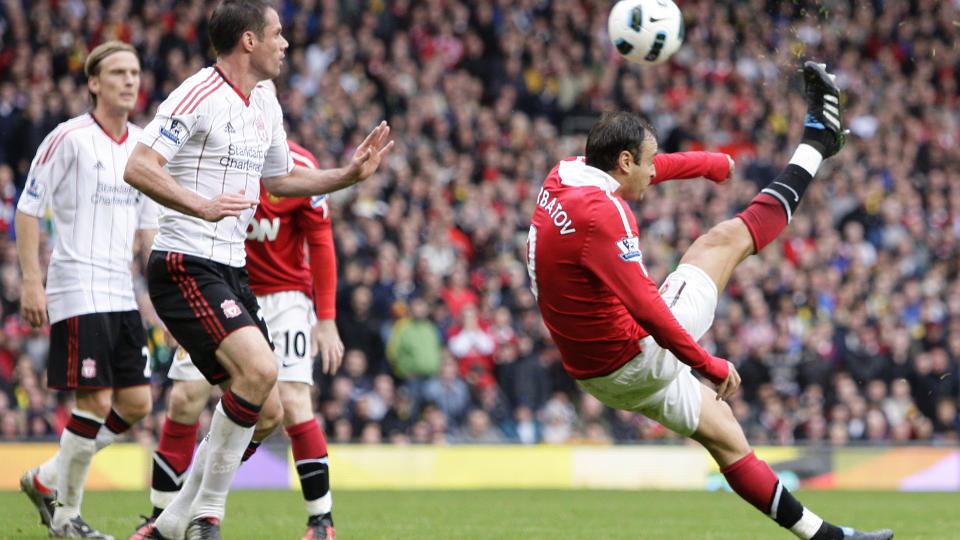 NESE FOR M�L: Dimitar Berbatov lukker �ynene, snur ryggen til m�l og sparker inn 2-0-m�let mot Liverpool via tverrliggeren. Ikke alle spisser i Premier League ville pr�vd noe slikt. Foto: Jon Super, AP/Scanpix