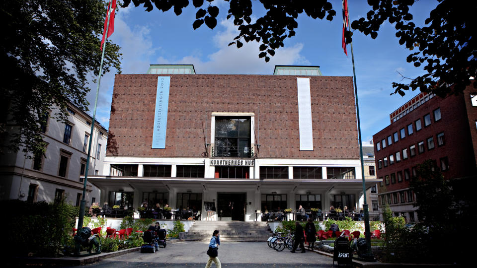 BEST SETT UTENFRA: Kunstnernes Hus i Oslo er arena for den �rlige og utskjelte H�stutstillingen. Den burde v�rt flyttet til Museet for samtidskunst, mener Dagbladets kunstskribent Erlend Hammer.
Foto: Lars Eivind Bones / Dagbladet
