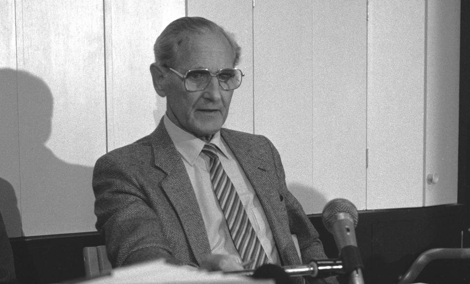 GA UT BOK OM SINE �R I OVERV�KNINGEN: Etterforskningsleder i Treholtsaken �rnulf Tofte under lanseringen av Spaneren i 1987. Boka skaffet ham problemer. Riksadvokaten satte igang unders�kelser for � finne ut om Tofte hadde brutt taushetsplikten, men saken ble til slutt henlagt.
Arkivfoto: SCANPIX
