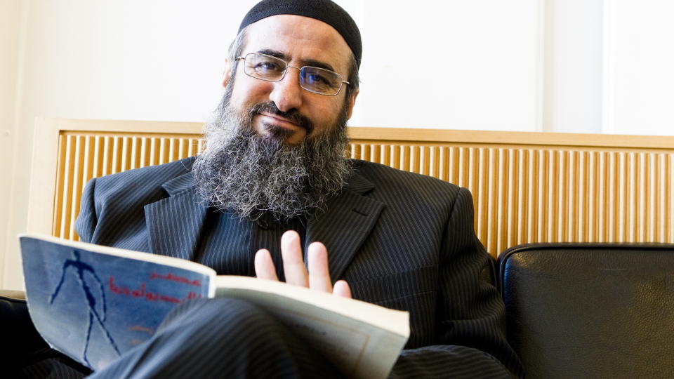 SIKTET: Mulla Krekar lot seg tirsdag avh�re av PST i Oslo tingrett. Han er kalt inn til rettslig avh�r, siktet for trusler og oppfordring til terrorhandlinger, etter at han i sommer uttrykte trusler mot Erna Solberg. Foto: Berit Roald / Scanpix