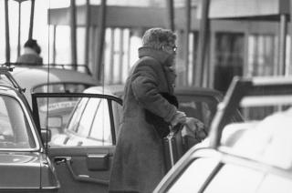 RETT F�R ARRESTASJONEN: Treholt p� Fornebo rett f�r han ble arrestert i januar 1984. Kofferten er med, og det er dette koffertbildet som i boka Forfalskningen er analysert og funnet fri for teip.
 Foto: PST / SCANPIX / HANDOUT