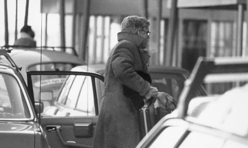 TOFTE VENTET P� HAM: Dette bildet ble tatt like f�r arrestasjonen av Treholt 20. januar 1984 p� Fornebu. Tjenestemenn fra POT og en rekke andre politifolk fra Oslo politidistrikt fulgte Treholt fra han forlot sin arbeidsplass i UD til han ankom avgangshallen. Tofte var den som sto for arrestasjonen.
 Foto: PST / SCANPIX / HANDOUT