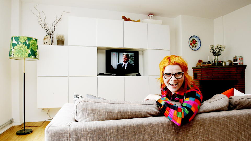 Kreativt: Anne Kristin Hages�ther snekret sin egen tv-l�sning i 50-tallsleiligheten p� Sk�yen i Oslo. Skapene skjuler alle ledninger.