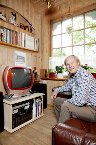 Samler: Jens Haftorn jobber i NRK, og ser derfor lite tv i fritida. Men apparatene er han opptatt av, og har flere hundre stablet opp� hverandre i garasjen.