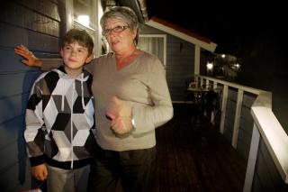NABO: Fra sin balkong ser Jorun Breivold rett inn til leiligheten hvor en mor og hennes fjorten dager gamle datter ble funnet drept i dag. Hun er fryktelig skremt etter hendelsen. Her sammen med David. Foto: Eirik Helland Urke / Dagbladet