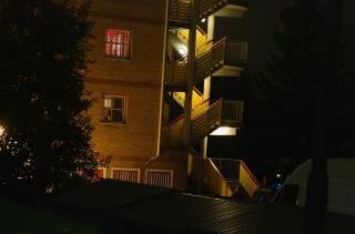 FIKK BEKYMRINGSMELDING: Politiet tok seg inn i denne blokka og fant en kvinne og et barn d�de. Foto: Daniel Laabak