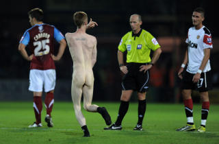 STREAKER: En oppmerksomhetslysten mann fikk sine five seconds of fame i Scunthorpe i kveld. Foto: Scanpix