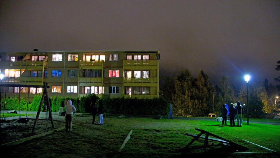 NABOER I SJOKK: Naboene har vanskelig � tro det som har skjedd etter at en mor og hennes 14 dager gamle datter ble funnet drept i en leilighet p� Mortensrud i dag. Foto: Eirik Helland Urke