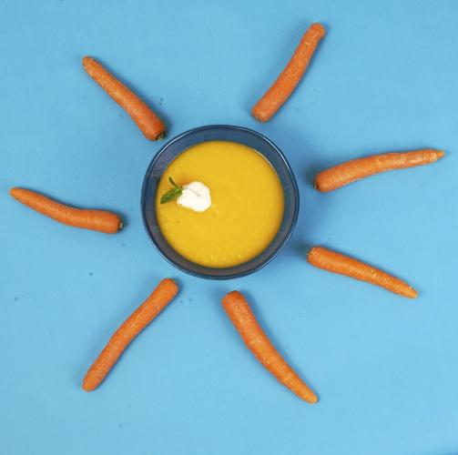 SOLSUPPE MED GULR�TTER: Suppe er supert: fordi du bevarer alle n�ringsstoffene. Lar du barna kutte gr�nnsakene selv, synes de det smaker ekstra godt. Gulrotsuppe er en god begynnelse, den smaker s�tt og godt. FOTO: Geir Dokken/Pantagruel forlag.