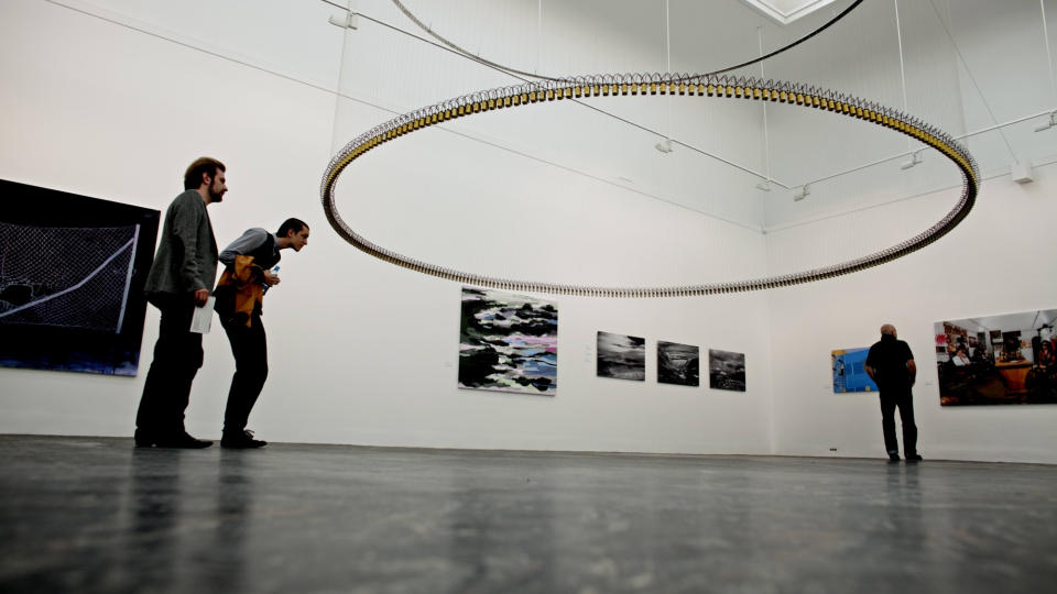 Symbolverdi: Publikum studerer en skulptur p� fjor�rets h�stutstilling i Kunstnernes Hus. Foto: Krister S�rb�