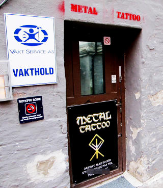 TILHOLDSSTED: Datsik overnattet i dette tatoveringsstudioet p� Holbergs plass i Oslo f�r han ble p�grepet. Da Beredskapstroppen stormet lokalene fant politiet tre personer som n� knyttes til beslag av fem skytev�pen og milit�rt utstyr stj�let fra Forsvaret.