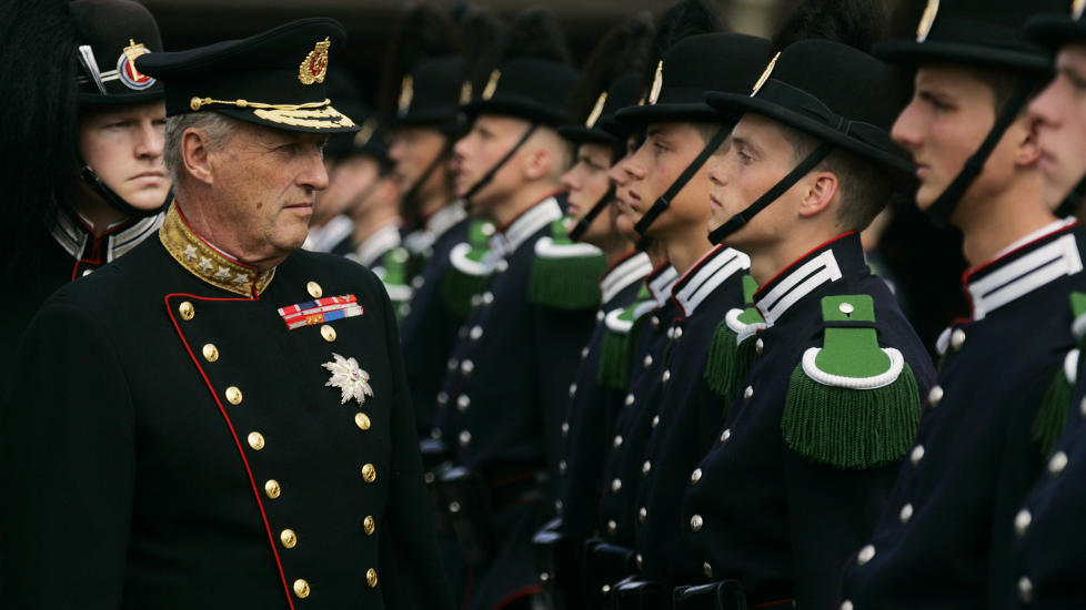 KONGENS BESTE MENN: Her inspiserer Kong Harald Hans Majestet Kongens Garde (HMKG) i Gardeleiren p� Hovseter i Oslo. Gardistene p� bildet har ingenting med denne saken � gj�re. Foto: Erlend Aas / SCANPIX .