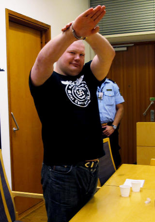 TYDELIGE SYMBOLER: Slik opptr�dte �R�de Tarzan� da han ble framstilt for varetektsfengsling i Oslo tingrett. Foto: HARALD S. KLUNGTVEIT