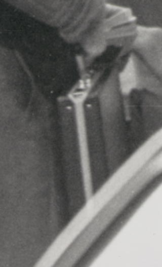 P�GRIPELSEN: En st�rre versjon av bildet av kofferten som ble tatt av POT like f�r Arne Treholt blir p�grepet p� Fornebu 20. januar 1984. Foto: POT.