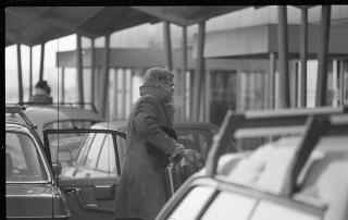 DETTE ER BILDET SOM ER FORST�RRET OPP: Og da finner to fotoeksperter ingen teip p� kofferten. Men p� bildene av kofferten med pengebeviset fra overv�kningspolitiet er det en teipbit her.  Foto: PST