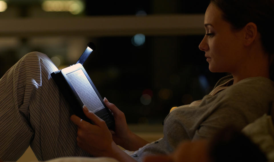 IKKE P� NORSK: Lesebrett som Amazons Kindle kan fylles med all verdens litteratur - men ikke norsk. Forlagene kan ikke lenger gjemme seg bak momssp�kelset, mener Dagbladets kommentator. Foto: Amazon