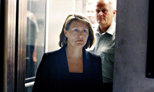 F�R KJEFT: Forsvarsminister Grete Faremo (Ap) og forsvarssjef Harald Sunde f�r kjeft av Frp-leder Siv Jensen.  Foto: Bj�rn Langsem / DAGBLADET.