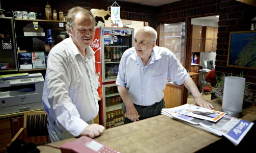 KULTURKVELD: Her er Joralf Gjerstad i resepsjonen til Sn�sa Hotell, sammen med eieren Lars Sandvik. F�rstkommende s�ndag arrangerer de kulturkveld der. Foto: Lars Eivind Bones