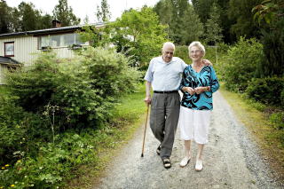 HJEMME: Joralf Gjerstad sammen med kona Signe hjemme ved huset p� Sn�sa. Foto: Lars Eivind Bones