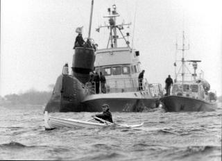 U-B�TER OVER ALT: I 1981 gikk en sovjetisk u-b�t p� grunn utenfor Karlskrona. I ukene etterp� str�mmet det inn �yenvitneskildringer om ub�ter langs norskekysten, samt fremmede froskemenn. Marinen ble satt inn, men ingenting ble funnet. Rapportene kom fra edruelige og aktverdige personer, noen ganger av mange personer i f�lge. Antakelig m� de ha sett og husket feil. Froskemennene var antakelig vadefugler. 
Scan-Foto: Pressens Bild
