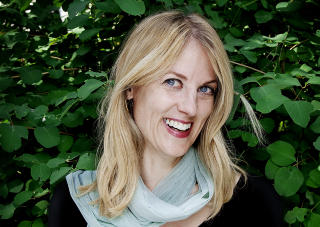 KANADISK DAME: Helene Uri h�per p� Margaret Atwood. Foto: Lars Myhren Holand