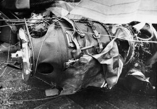 MEHANMN-ULYKKEN: Ryktene gikk om at havariet i 1982 skyldtes kollisjon med et jagerfly. 20 �r etter meldte flere vitner seg. En tidligere radioperat�r i Forsvaret sa han s� to jagerfly p� skjermen, men at han fikk munnkurv. Forsvarets arkiver viste at han var ikke ansatt p� tidspunktet. Han m� ha sett flyene senere, og svarte ogs� det da han ble konfrontert med opplysningen. Minst to av vitnene i saken hadde det psykologene kaller �feilattribuerte minner�.
FOTO: Anders Cederl�w / NTB / SCANPIX