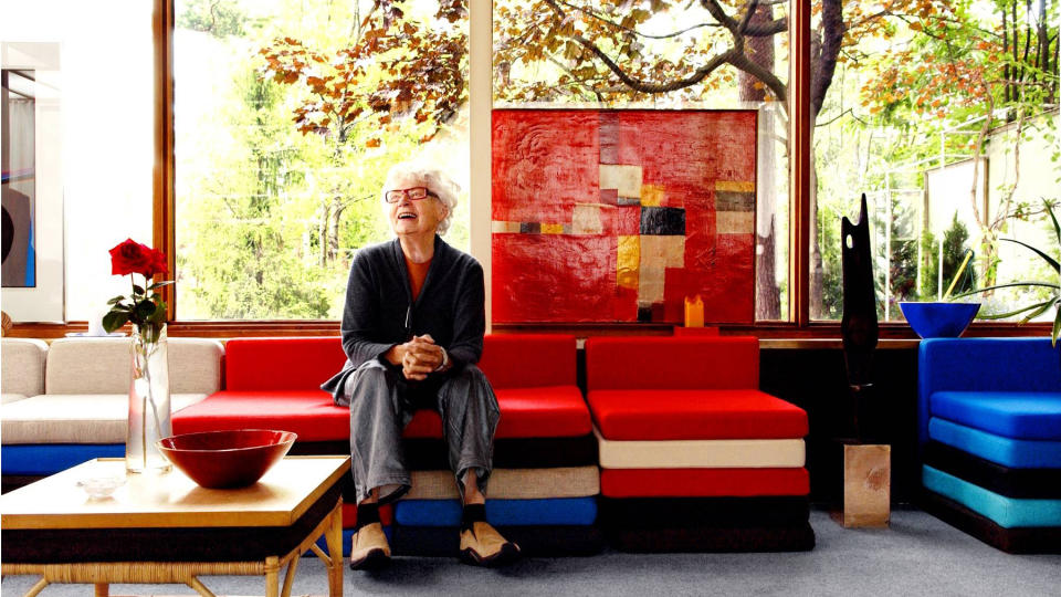 AKTIV TIL DET SISTE: S� seint som i 2004 dro den da 86 �r gamle designeren til Beijing for � f�lge produksjonen av sin siste kolleksjon. Bilde fra boka �Grete Prytz Kittelsen. Emalje og design�. Foto: Nina Ruud
